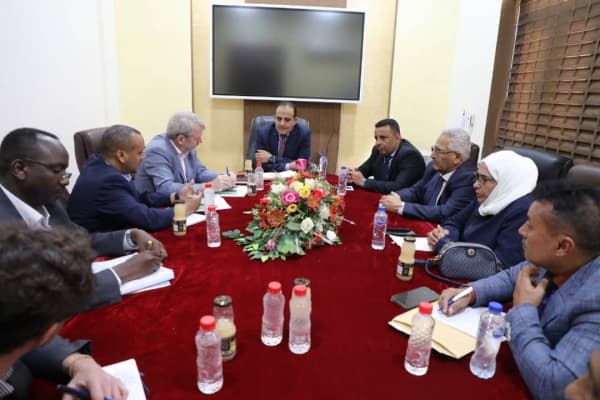 الحكومة المعترف بها تؤكد ضرورة توفير تمويل مستدام لضمان استمرار النظام الصحي