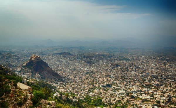 الحكومة المعترف بها تباشر غداً السبت فتح طريقين رئيسيين يربطان تعز بمحافظتي صنعاء والحديدة
