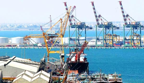 دخول 129 ألف طن من الوقود والغذاء إلى موانئ الحكومة المعترف بها في يناير الماضي