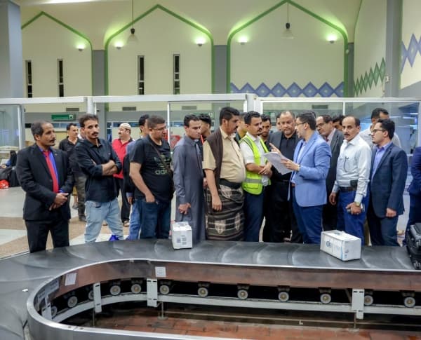 رئيس الحكومة المعترف بها يوجّه بتحسين الخدمات وتيسير حركة المغادرة والوصول في مطار عدن