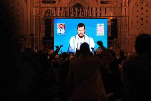 زعيم الحوثيين يتبنى هجمات صاروخية ومسيرة على 86 سفينة