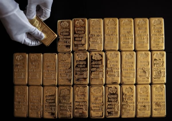 أسعار الذهب تستقر بالقرب من أعلى مستوى مع ارتفاع الطلب