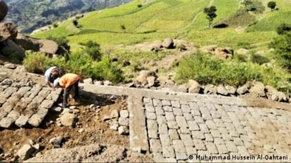 مبادرة مجتمعية تقاسي لرصف طريق جبلية من ركام الحرب