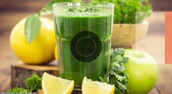 خبراء يوضحون أهمية العصائر الخضراء في النظام الغذائي للإنسان