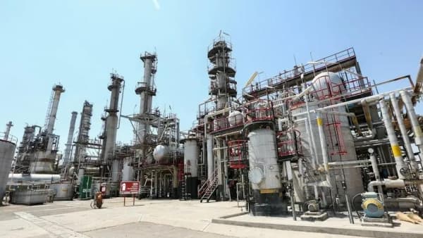 النفط يتراجع عند التسوية للجلسة الرابعة على التوالي