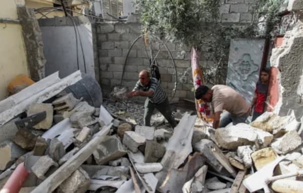 القوات الإسرائيلية تقتل العشرات في قصف بغزة وتشتبك مع حماس في رفح