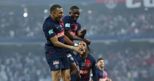 باريس سان جرمان يتوّج باللقب للمرة 15 في تاريخه بفوزه على ليون 2-1