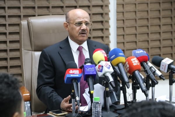 البنك المركزي يعلن انفتاحه لإنهاء الانقسام المصرفي دون التراجع عن قراراته الأخيرة