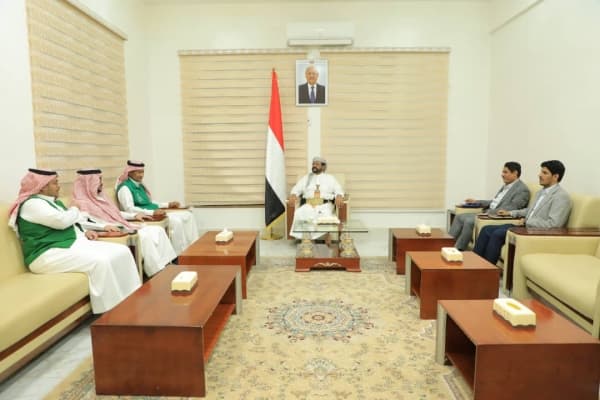 بحث الاستعدادات لإنشاء مبنى كلية الطب بمأرب وإعادة تأهيل طريق العبر الدولي بتمويل سعودي