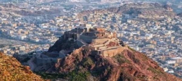 إصابة شخص وابنه في قصف حوثي لحي سكني بمدينة تعز