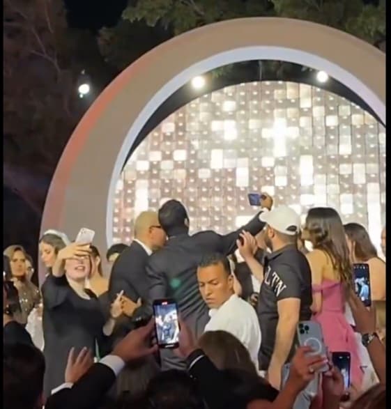 حاول التقاط سيلفي معه.. فيديو لعمرو دياب يصفع شاباً على وجهه