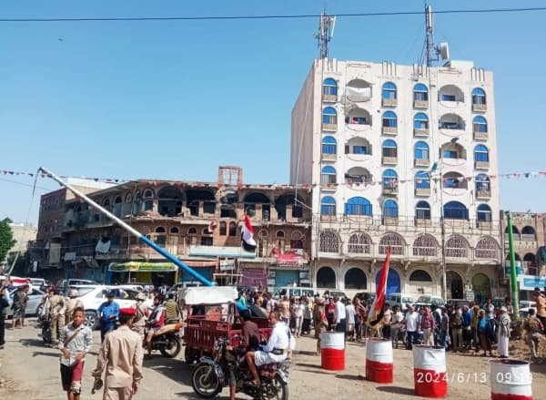 الحكومة المعترف بها تعلن فتح طريق تعز الحوبان رسمياً