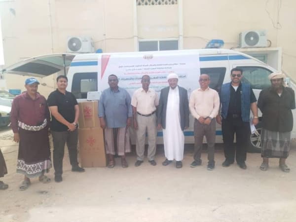 السلطات المحلية بالمهرة تتسلم معدات وتجهيزات طبية من الصين
