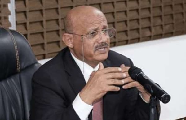 الحوثيون يقتحمون منزل محافظ البنك المركزي في صنعاء ويطردون ساكنيه