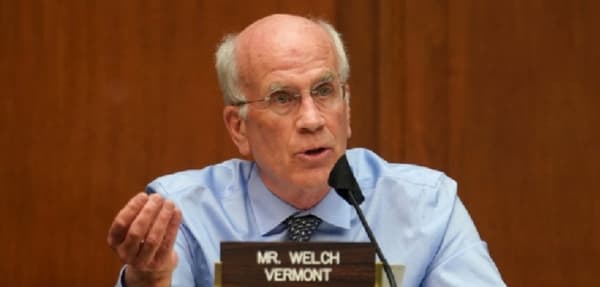 أول سيناتور ديمقراطي يطالب بايدن بالانسحاب من السباق الرئاسي