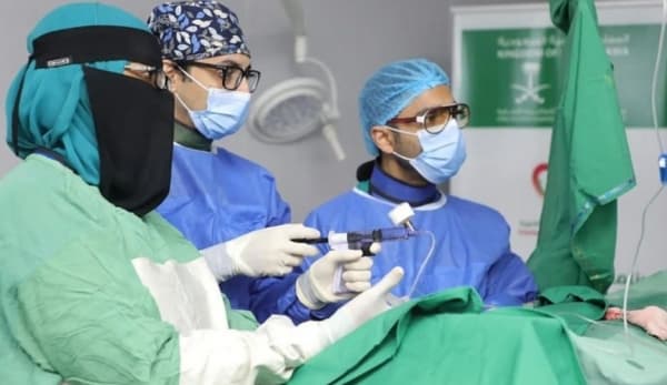 مركز الملك سلمان ينفذ مشروعا تطوعيا لجراحة القلب والقسطرة في المكلا