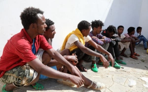 ضبط 16 مهاجراً إثيوبياً ومهربين اثنين في المهرة