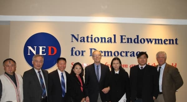 الصندوق الوطني للديمقراطية يقدّم منحًا لإعداد مشاريع إعلامية