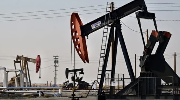 النفط يتراجع مع تركيز الأسواق على مخاوف الطلب