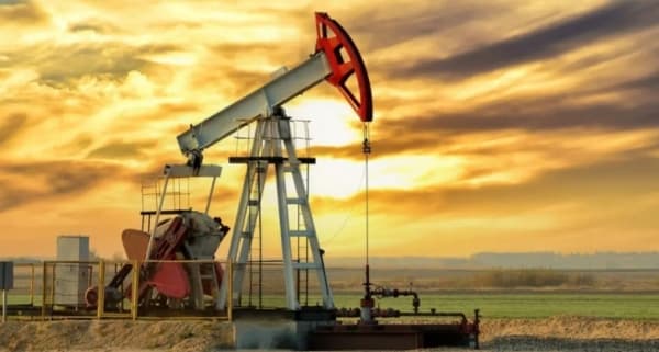 النفط يتجه لإنهاء الأسبوع على انخفاض وسط تراجع المخاوف إزاء الإمدادات وتزايدها إزاء الطلب