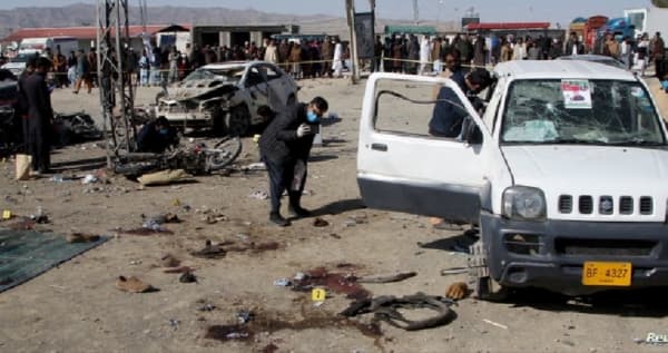 "أجبروهم على الترجل من مركباتهم وأطلقوا النار عليهم".. قتلى بهجوم مروع في باكستان