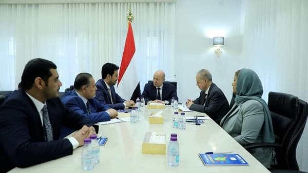 العليمي يشيد بممارسة هيئة التشاور عملها من الداخل