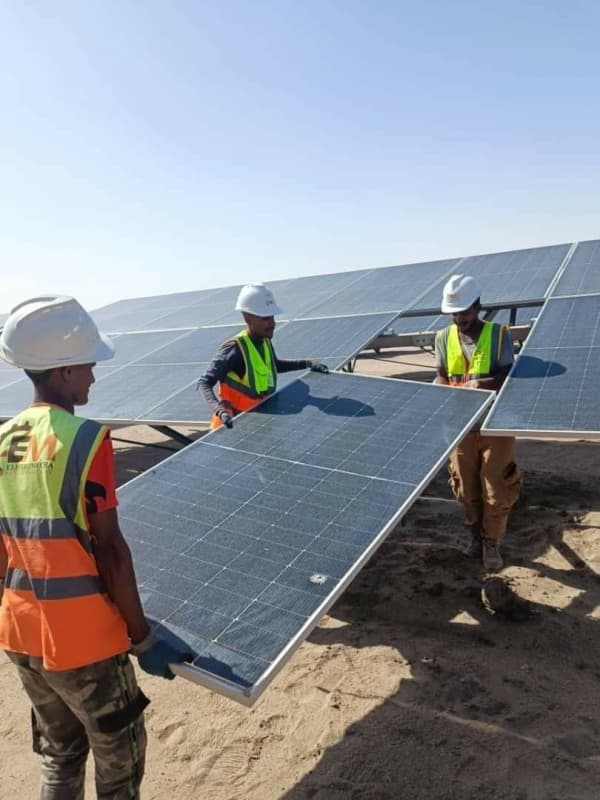 أمنية عدن تتوعد بملاحقة مطلقي النار بعد تضرر ألواح محطة الكهرباء الشمسية