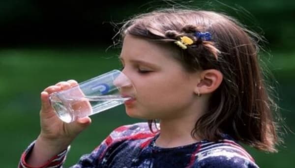 فوائد تناول كوب من الماء على الريق