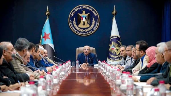 الانتقالي يحمل الحكومة والبنك المركزي مسؤولية الانهيار المستمر للعملة المحلية