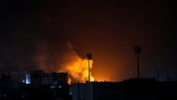 الحوثيون يعلنون عن 15 غارة أمريكية بريطانية بقاذفات استراتيجية