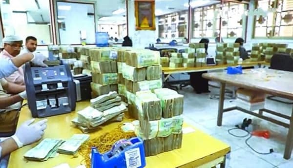 الحرب والانقسام النقدي يعمقان الأزمة الحياتية