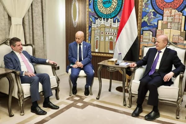 العليمي يتطلع إلى جهود أمريكية أكبر لاعتراض شحنات الأسلحة الإيرانية