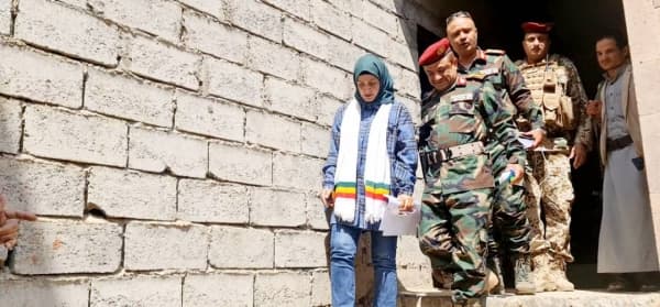 لجنة التحقيق تستمع لمطالب المحتجزين في اللواء 35 مدرع بتعز