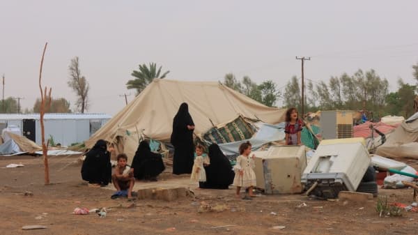 عواصف النزوح.. كيف اجتاحت الأمطار حياة النساء في مخيمات مأرب؟