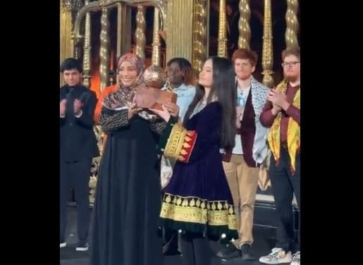 النوبلية "كرمان" تسلم الأفغانية "نيلا إبراهيمي" جائزة السلام الدولية للأطفال