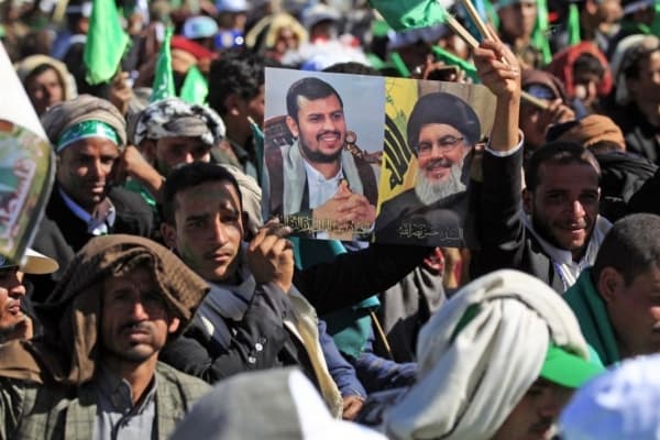 في حين تتجه كل الأنظار صوب إيران: العلاقة الخطرة بين الحوثيين وحزب الله