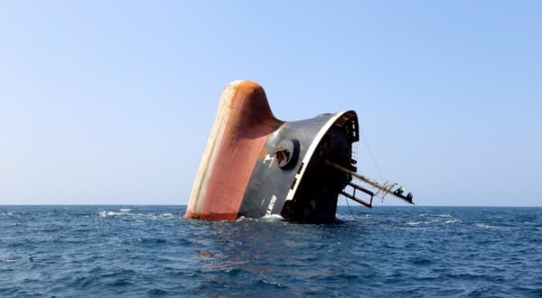 الإبحار في المياه المضطربة..حملة الحوثيين في البحر الأحمر وخليج عدن