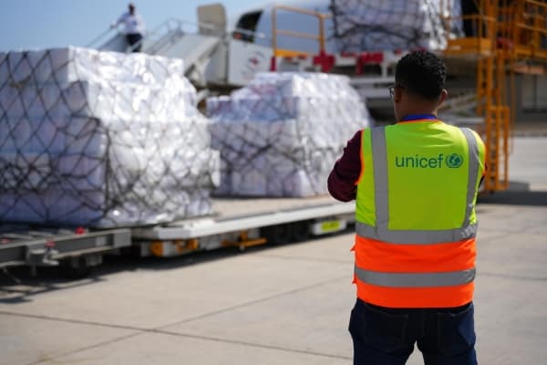 وصول أكثر من 18 ألف طن من اللقاحات المخصصة لتطعيم لأطفال إلى مطار عدن