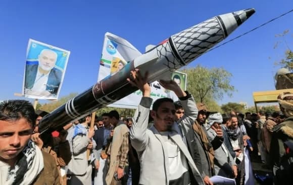 الحوثيون مصدر “تهديد” لإسرائيل رغم إضعاف نفوذ إيران