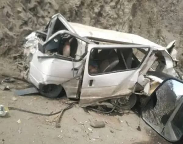 وفاة واصابة 11 شخصا بحادث انقلاب حافلة في لحج