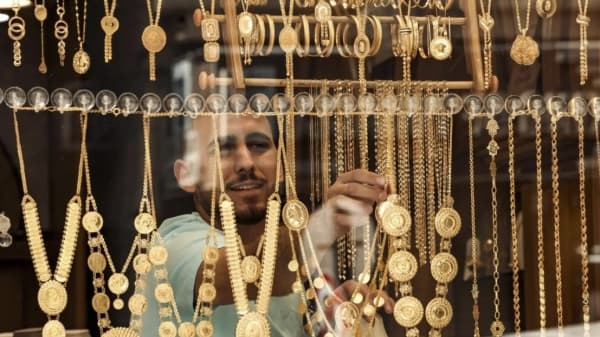 أسعار الذهب تتجه لتسجيل أقوى أداء أسبوعي منذ منتصف نوفمبر