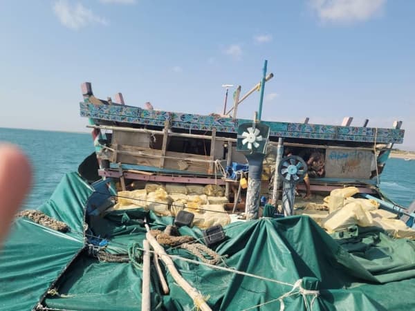 ضبط شحنة صواعق ومتفجرات تدخل في صناعة المسيّرات والصواريخ بالقرب من باب المندب