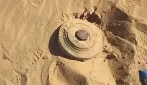 إصابة طفلتين شقيقتين بانفجار قنبلة من مخلفات الحوثيين في مخيم للنازحين بأبين