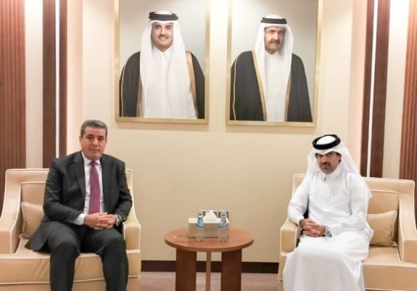 السفير اليمني يبحث مع مسؤول قطري تسريع إدخال محطة توليد الكهرباء إلى عدن