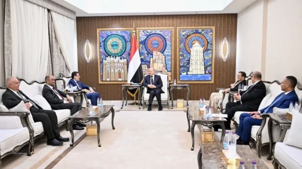 العليمي يطلع على رؤية الحكومة أمام مؤتمر المانحين