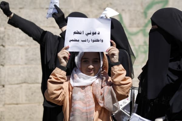 آلية الحوثيين لدفع رواتب الموظفين تعزز التمييز وتنتهك مبدأ العدالة