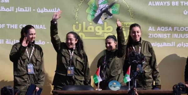 حماس تسلم أربع مجندات إسرائيليات محتجزات بغزة إلى الصليب الأحمر