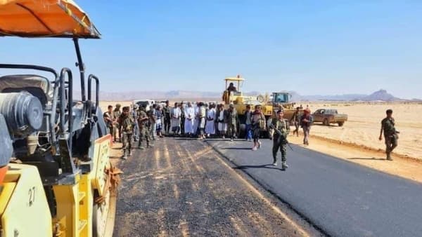 السلطات المحلية في محافظة شبوة تبدأ اعمال سفلتة خط نعضة العيبلات السليم