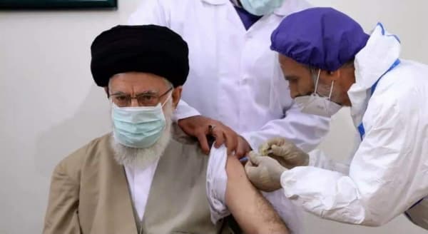 خامنئي يتلقى تطعيما محليا ضد كورونا بعد حظره اللقاحات الغربية