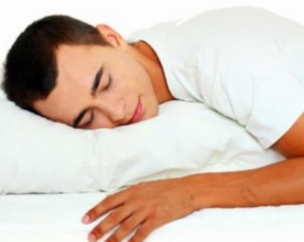 النوم على البطن.. أضرار صحية جسيمة!